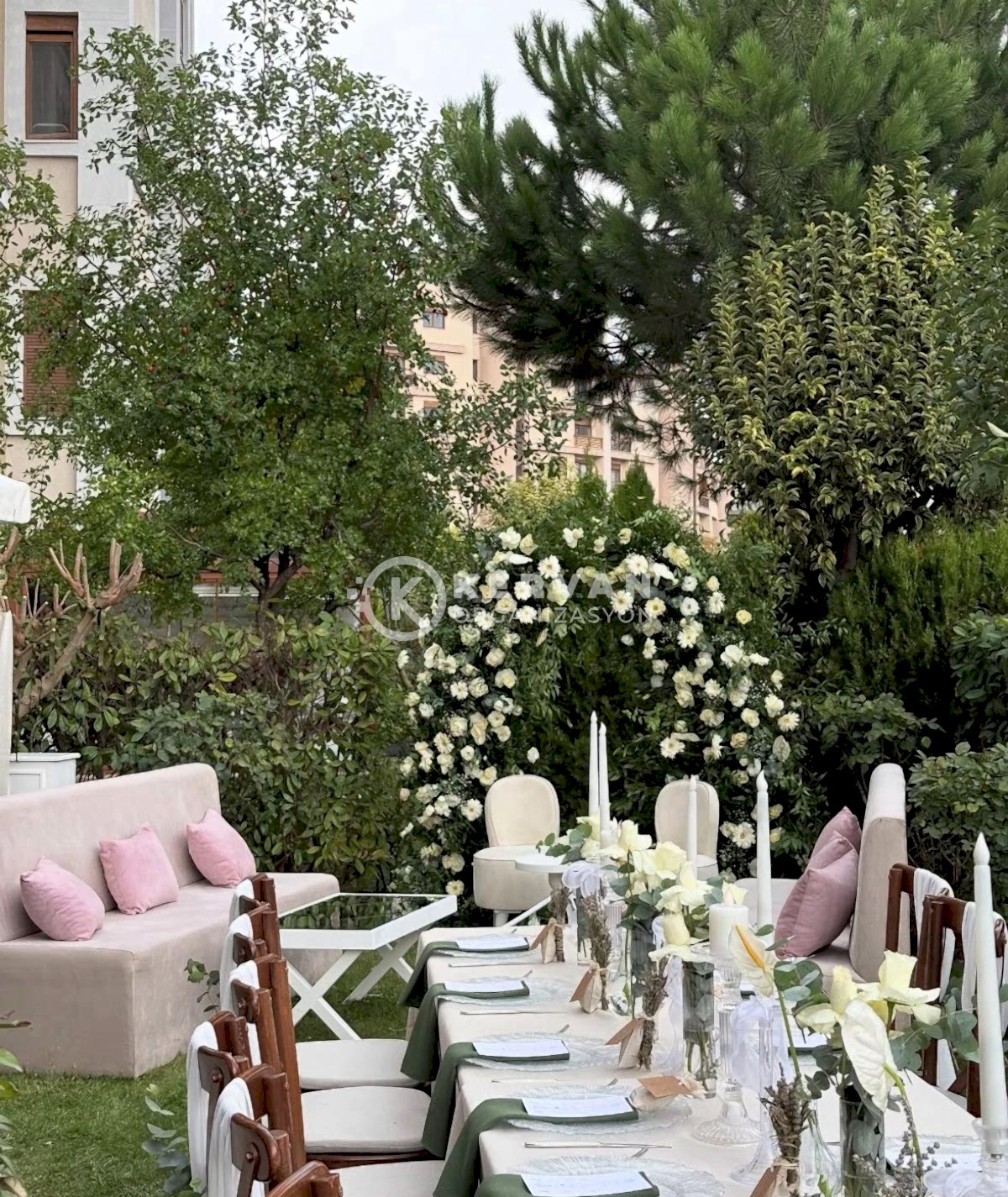 Bahçede Nişan Organizasyonu Süslemeleri